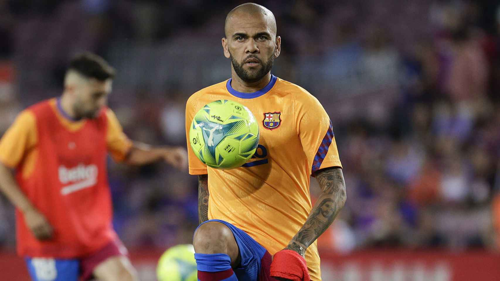 Dani Alves durante el calentamiento del Barça-Villarreal / REDES