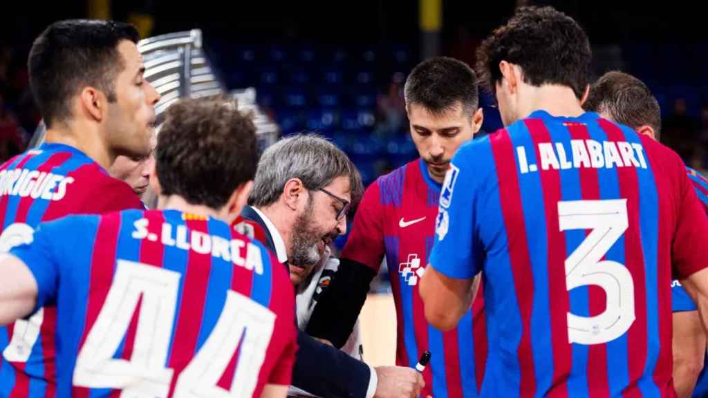 Edu Castro, entrenador del Barça de Hockey, dando indicaciones a sus jugadores / FCB