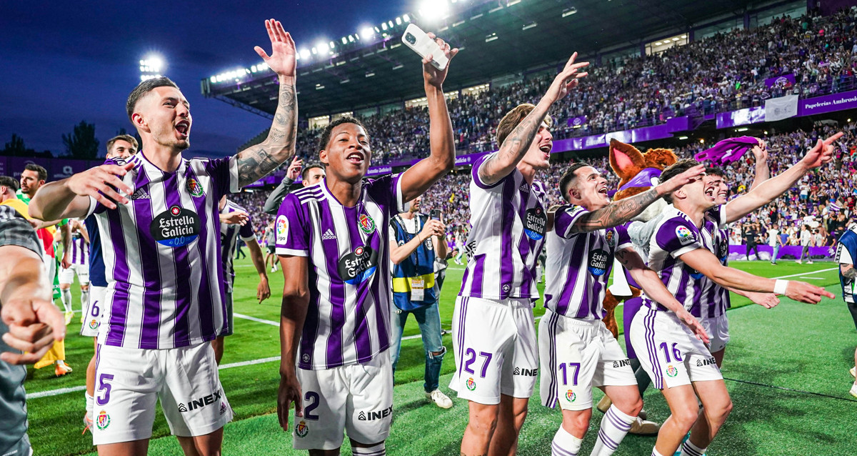 Los jugadores del Real Valladolid, celebrando el ascenso, junto a un canterano del Barça / REAL VALLADOLID