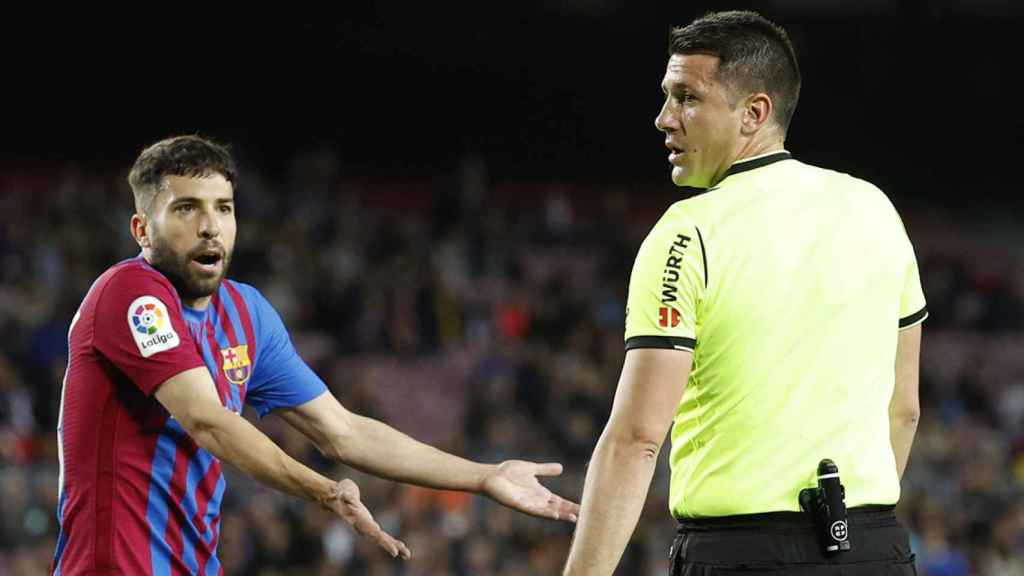 Jordi Alba protesta a Isidro Díaz de Mera, durante el partido entre Barça y Rayo Vallecano