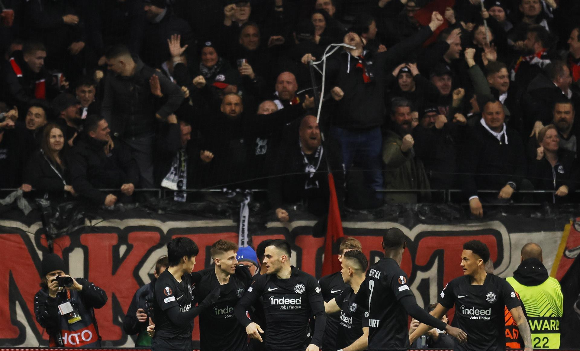 Los jugadores del Eintracht celebran su gol al Barça en Frankfurt / EFE