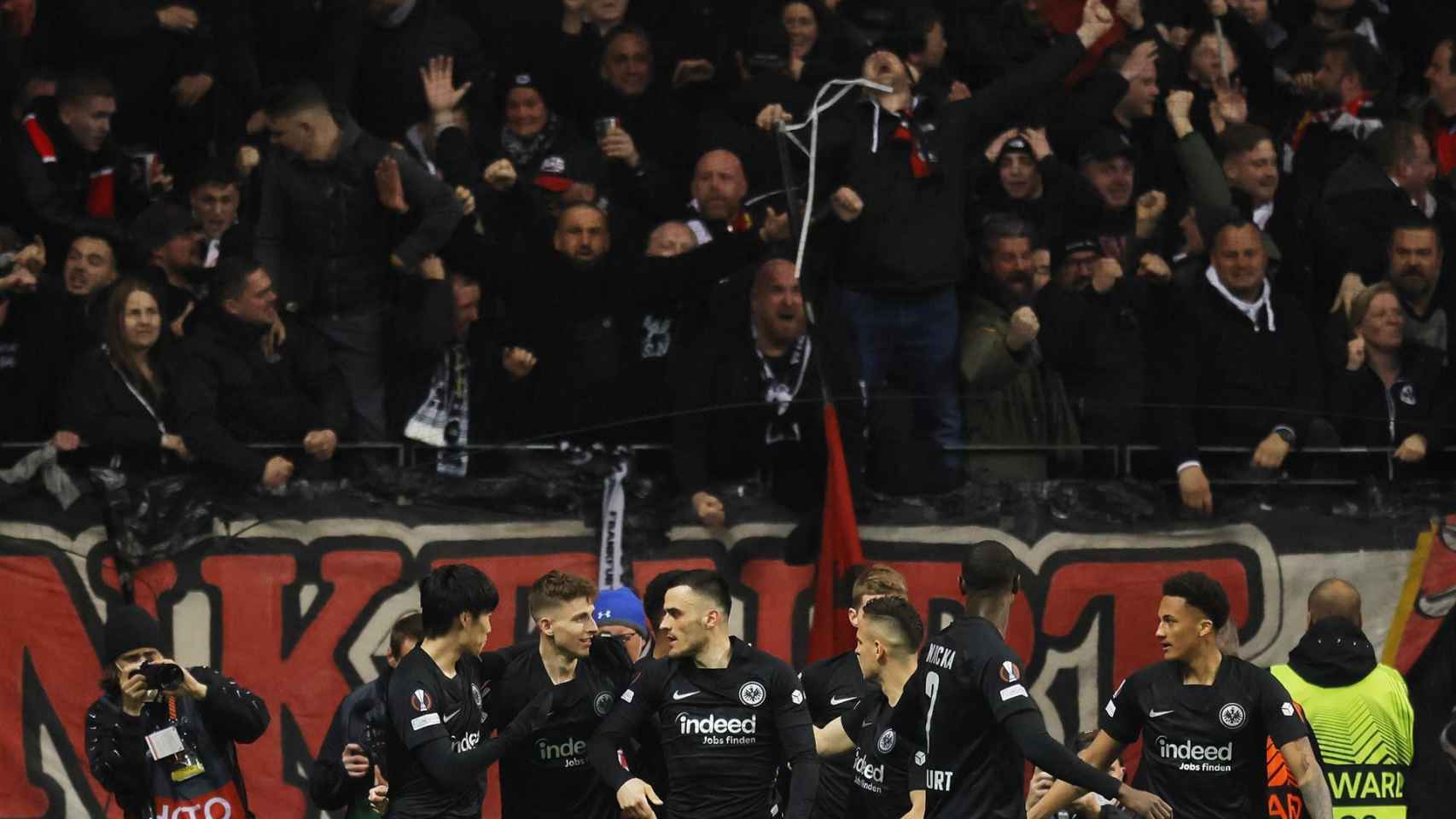 Los jugadores del Eintracht celebran su gol al Barça en Frankfurt / EFE