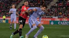 Gerard Piqué en una acción contra el Mallorca / EFE