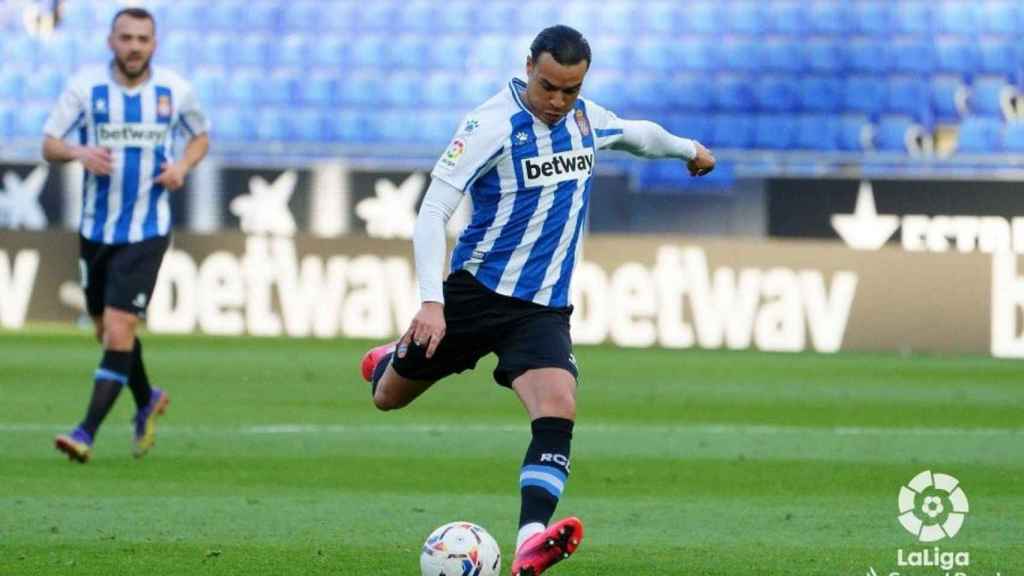 Raúl de Tomás en un partido del Espanyol, se pone a tiro del Barça en la Liga / EFE