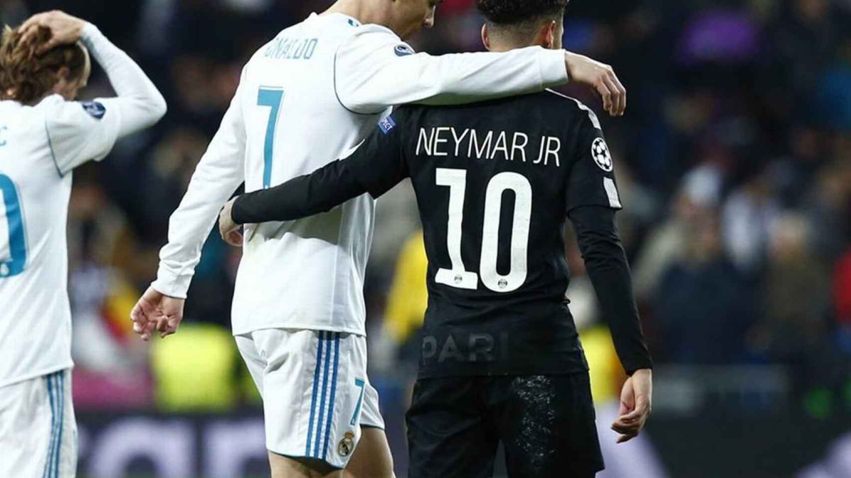 Neymar, abrazando a Cristiano Ronaldo | EFE