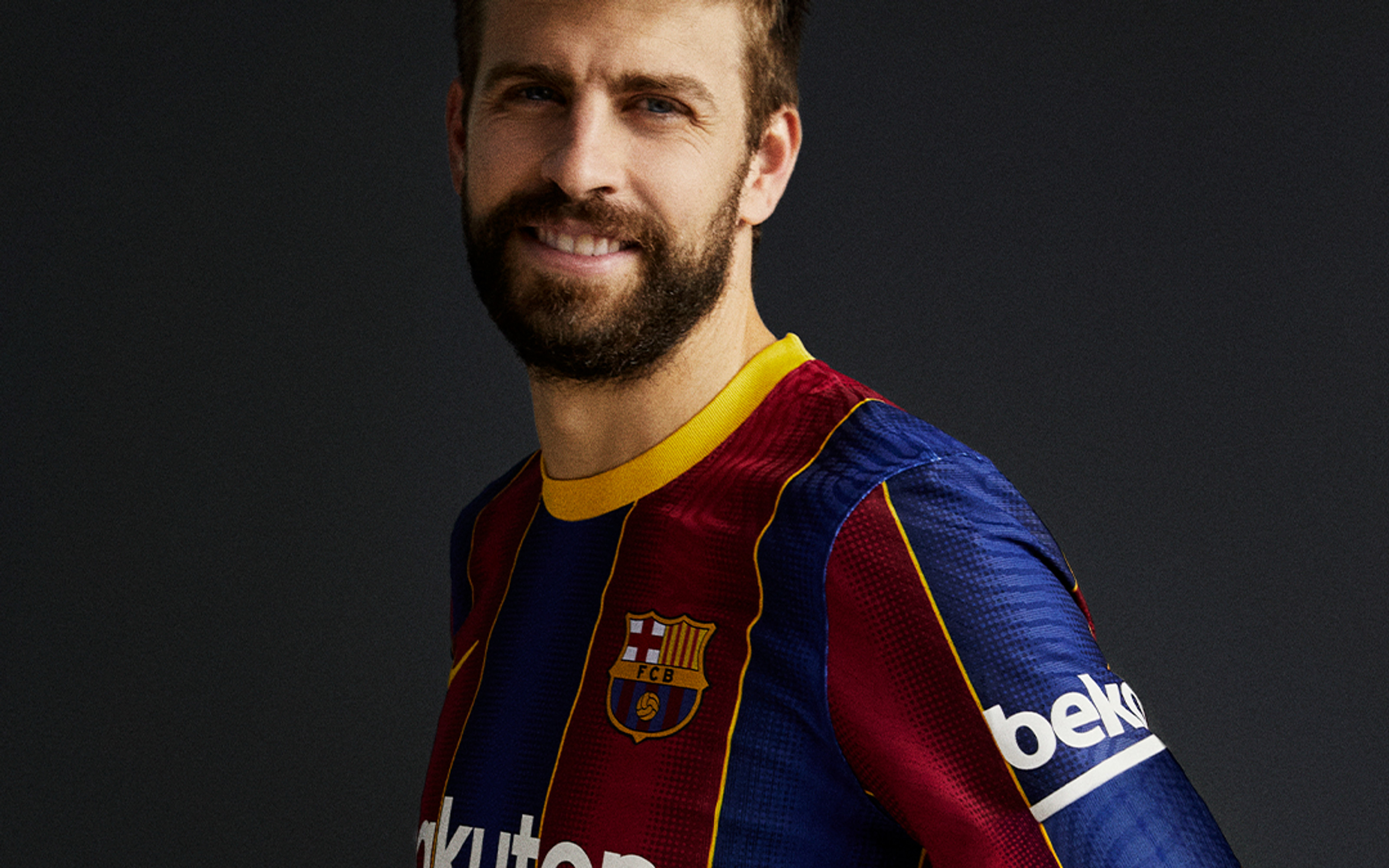 Piqué posa con la nueva camiseta del Barça / FCB