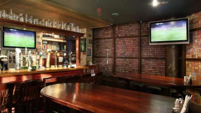 Una imagen de archivo de un bar vacío con fútbol / Redes