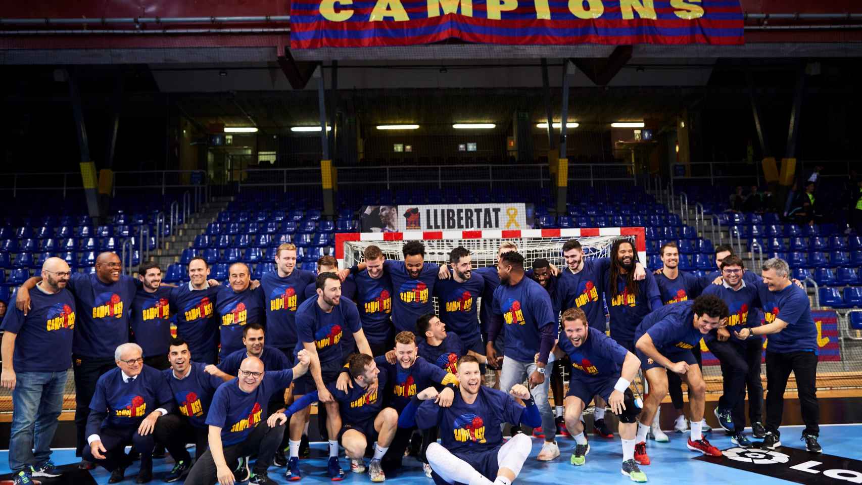 Los jugadores del Barça de balonmano celebran una Liga Asobal en el Palau / EFE