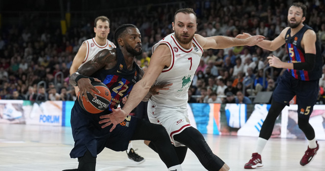 Cory Higgins comanda una jugada en ofensiva del Barça de basket / EFE