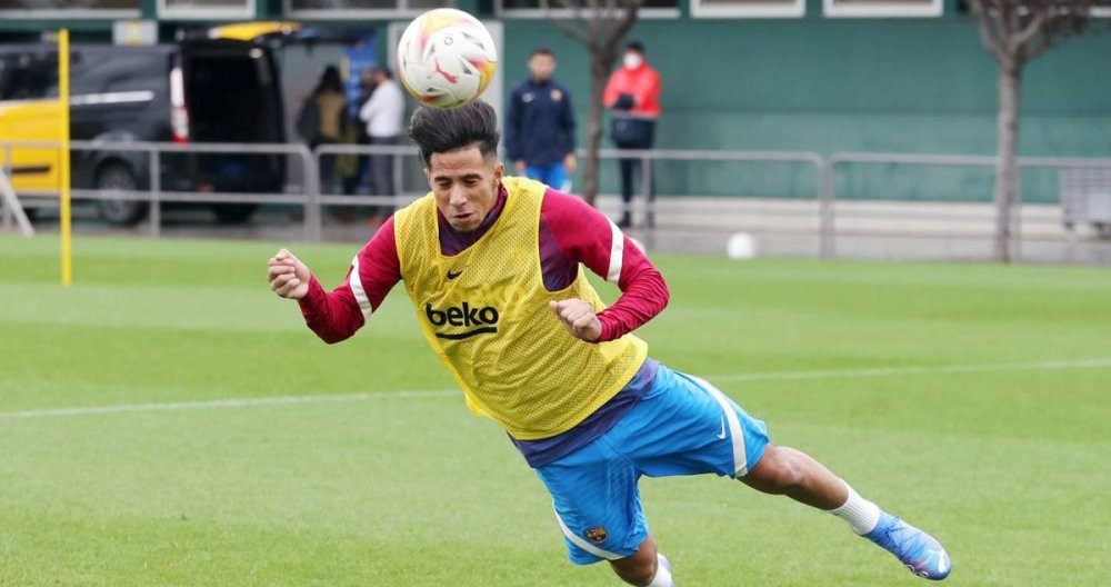 Diego Almeida, en uno de los primeros entrenamientos dirigidos por Xavi / FCB