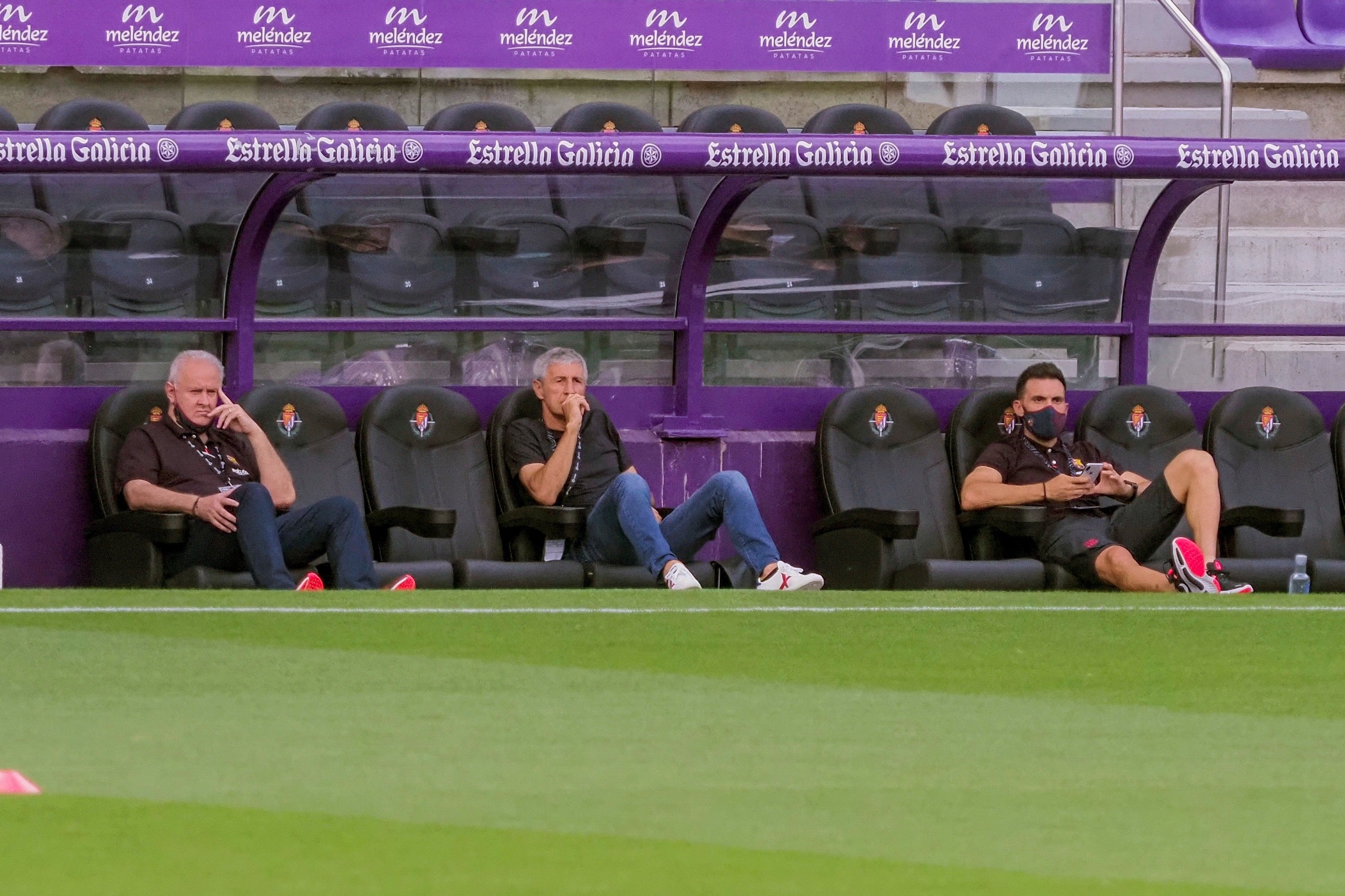 Carles Naval, Quique Setién y Eder Sarabia en el banquillo de Valladolid / EFE