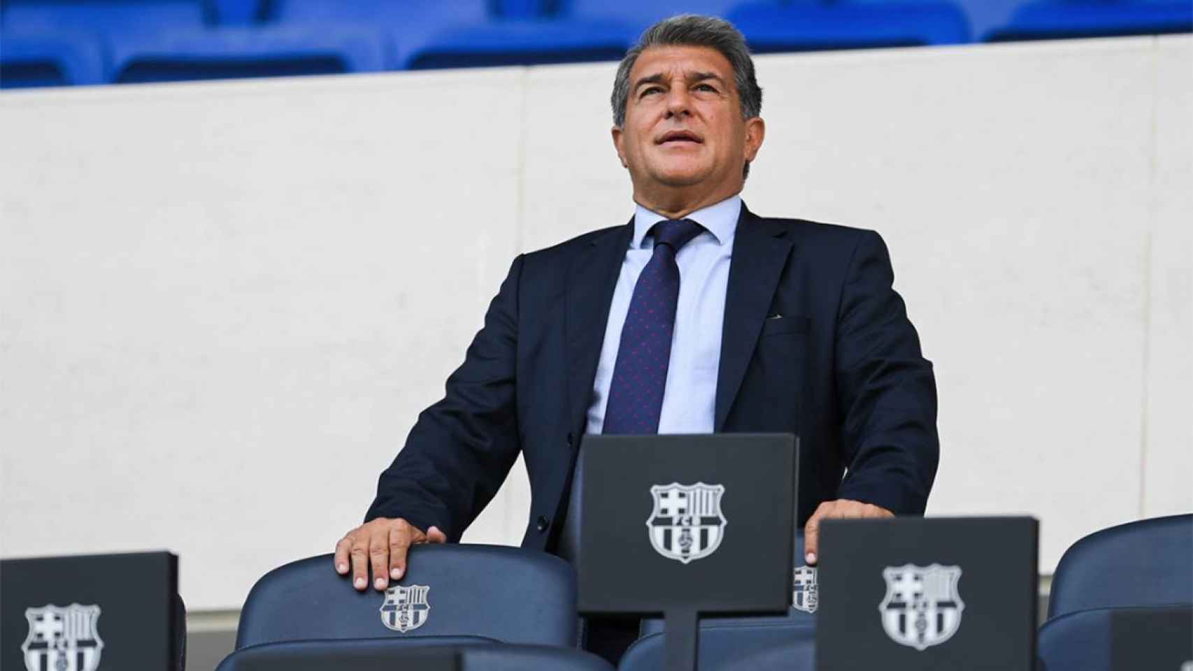 Joan Laporta, presidente del Barça, mirando a la nada desde el palco del Camp Nou / FCB