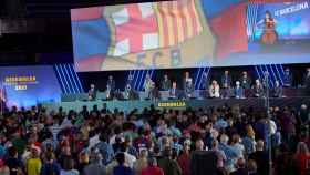 Imagen panorámica de la asamblea de socios compromisarios del Barça celebrada en el Palau / EFE