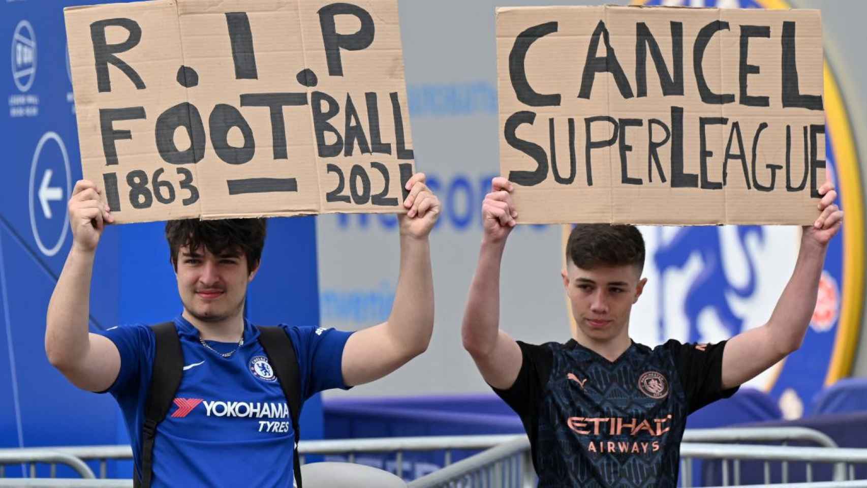 Aficionados del Chelsea, protestando contra la Superliga