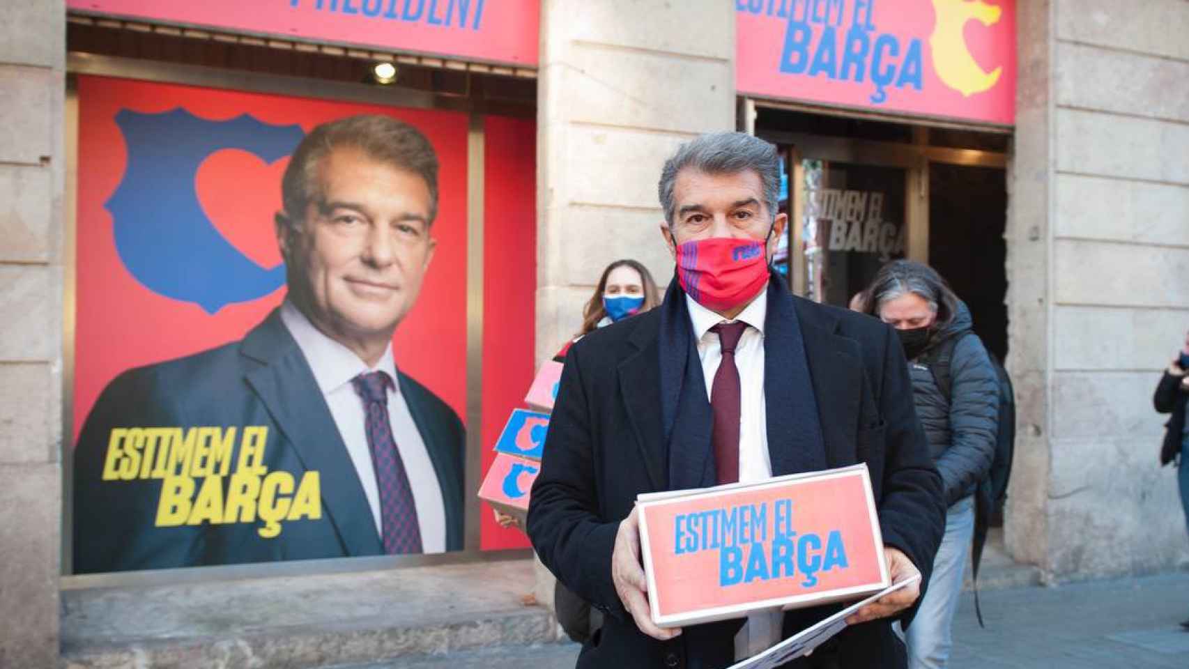 Joan Laporta con las firmas delante de su sede / 'Estimem el Barça'