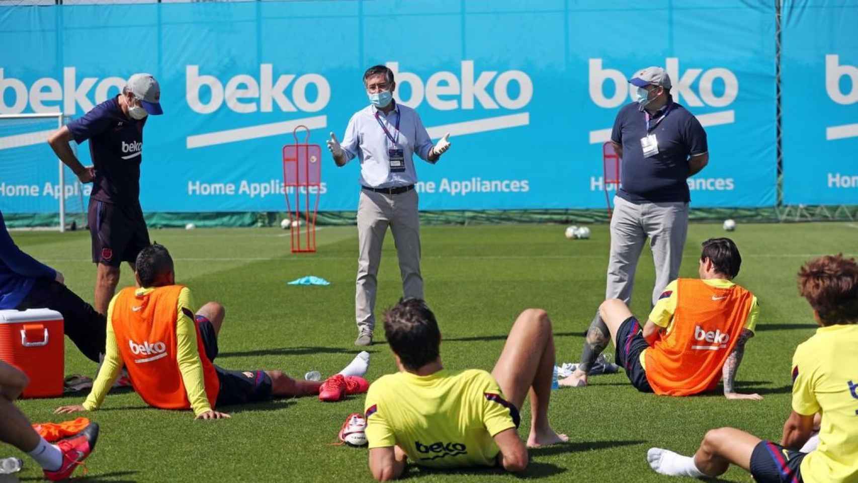 Bartomeu y Grau visitan a la plantilla en el entrenamiento del Barça para anunciar los recortes salariales / FC Barcelona