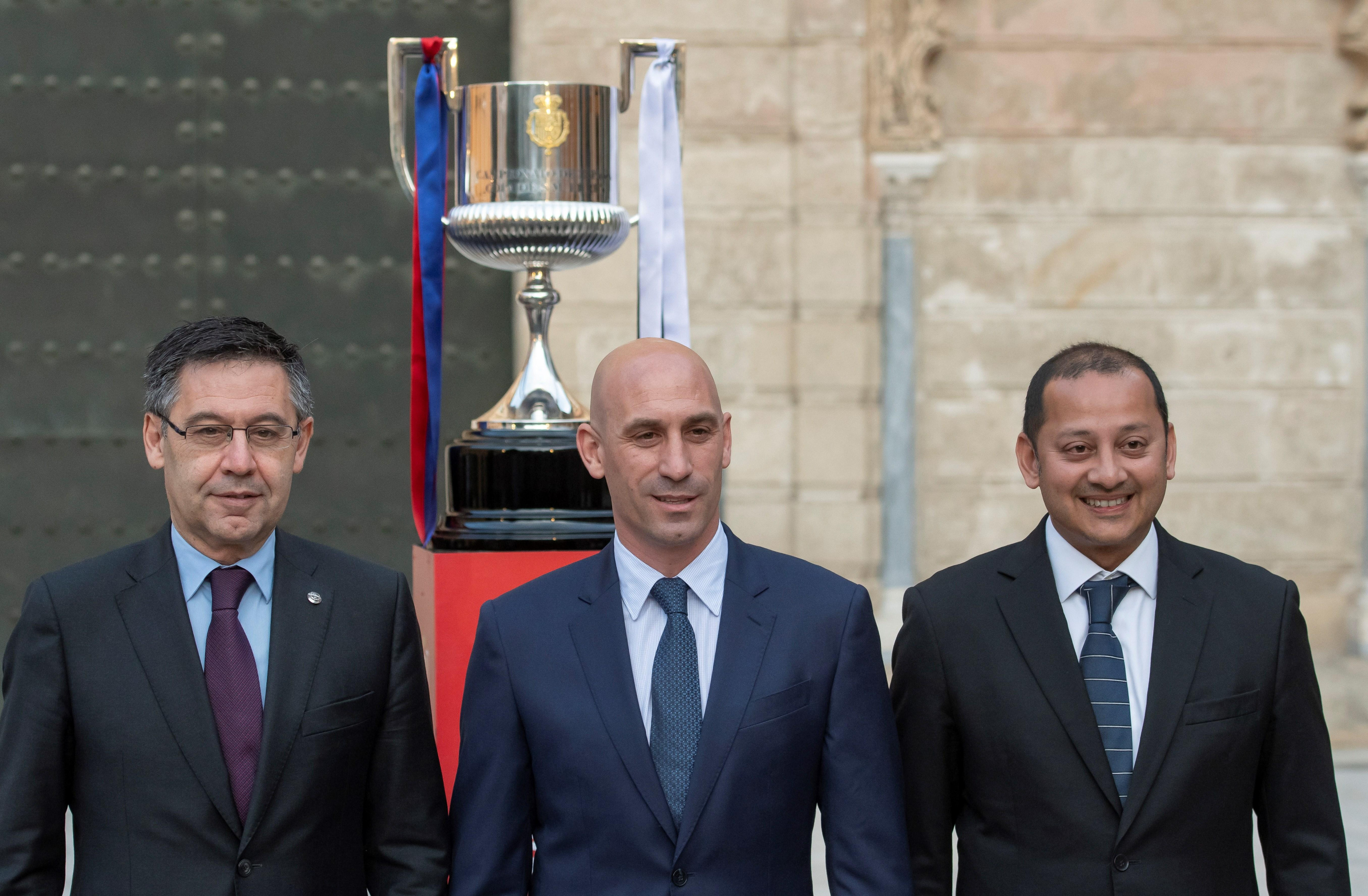 Bartomeu posa con Rubiales y Murthy