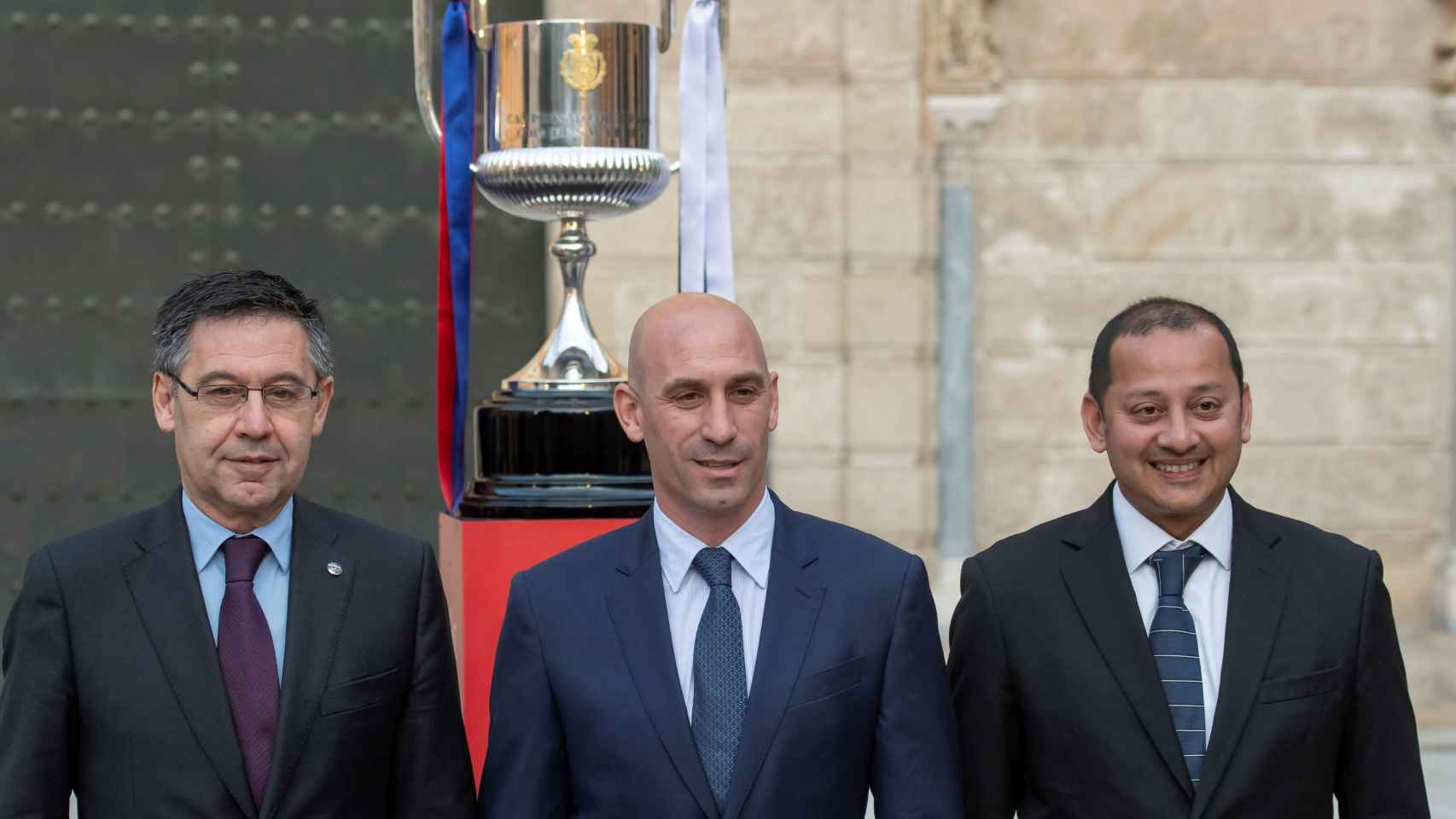 Bartomeu posa con Rubiales y Murthy