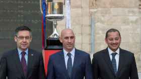 Bartomeu posa con Rubiales y Murthy