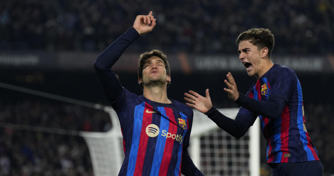 Gavi celebra con euforia desatada el gol de Marcos Alonso, dedicado su gol a su padre, que falleció la semana pasada / EFE