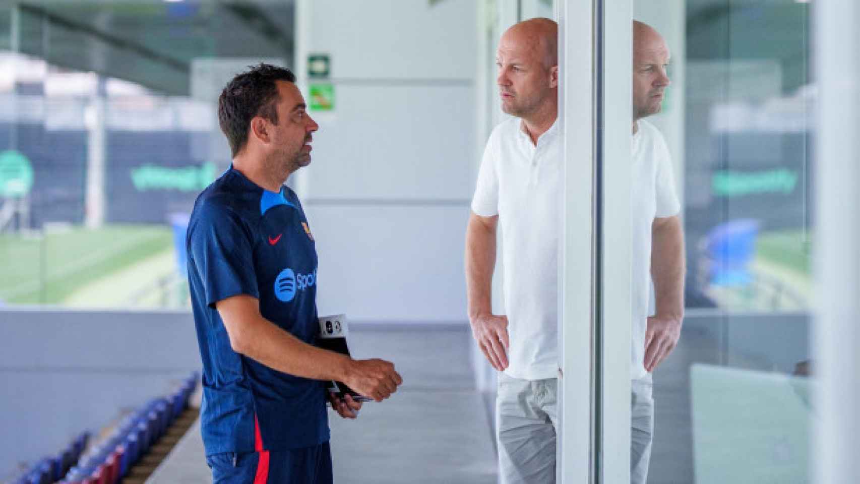 Jordi Cruyff, conversando con Xavi Hernández en la Ciutat Esportiva