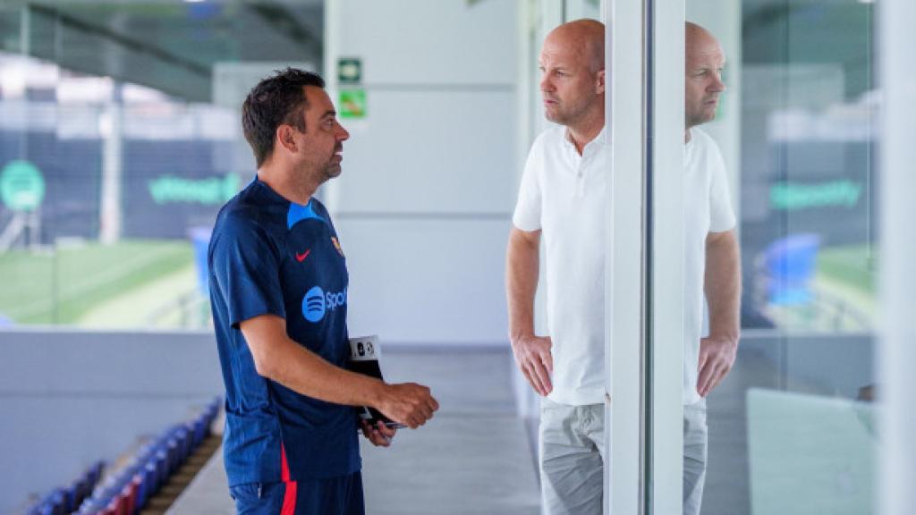 Jordi Cruyff, conversando con Xavi Hernández en la Ciutat Esportiva