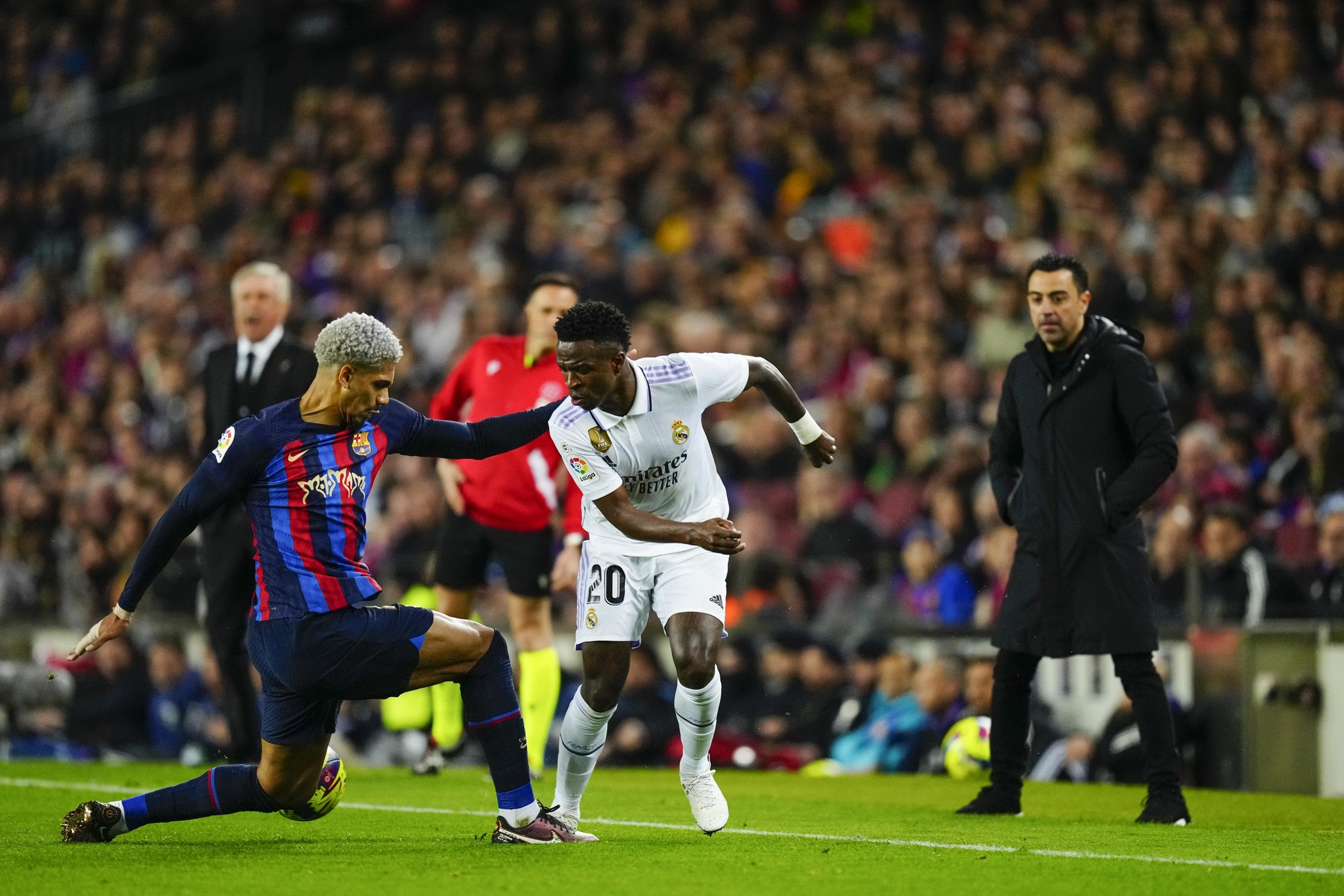 Ronald Araujo y Vinicius Jr, bajo la atenta mirada de Xavi y Ancelotti / EFE