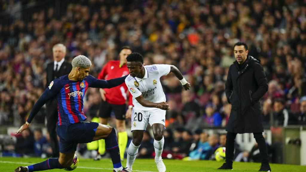 Ronald Araujo y Vinicius Jr, bajo la atenta mirada de Xavi y Ancelotti / EFE