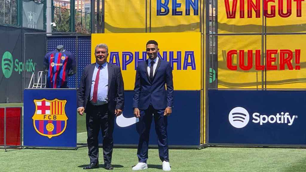 Joan Laporta y Raphinha posan juntos ante los medios durante la presentación del extremo brasileño / CULEMANIA