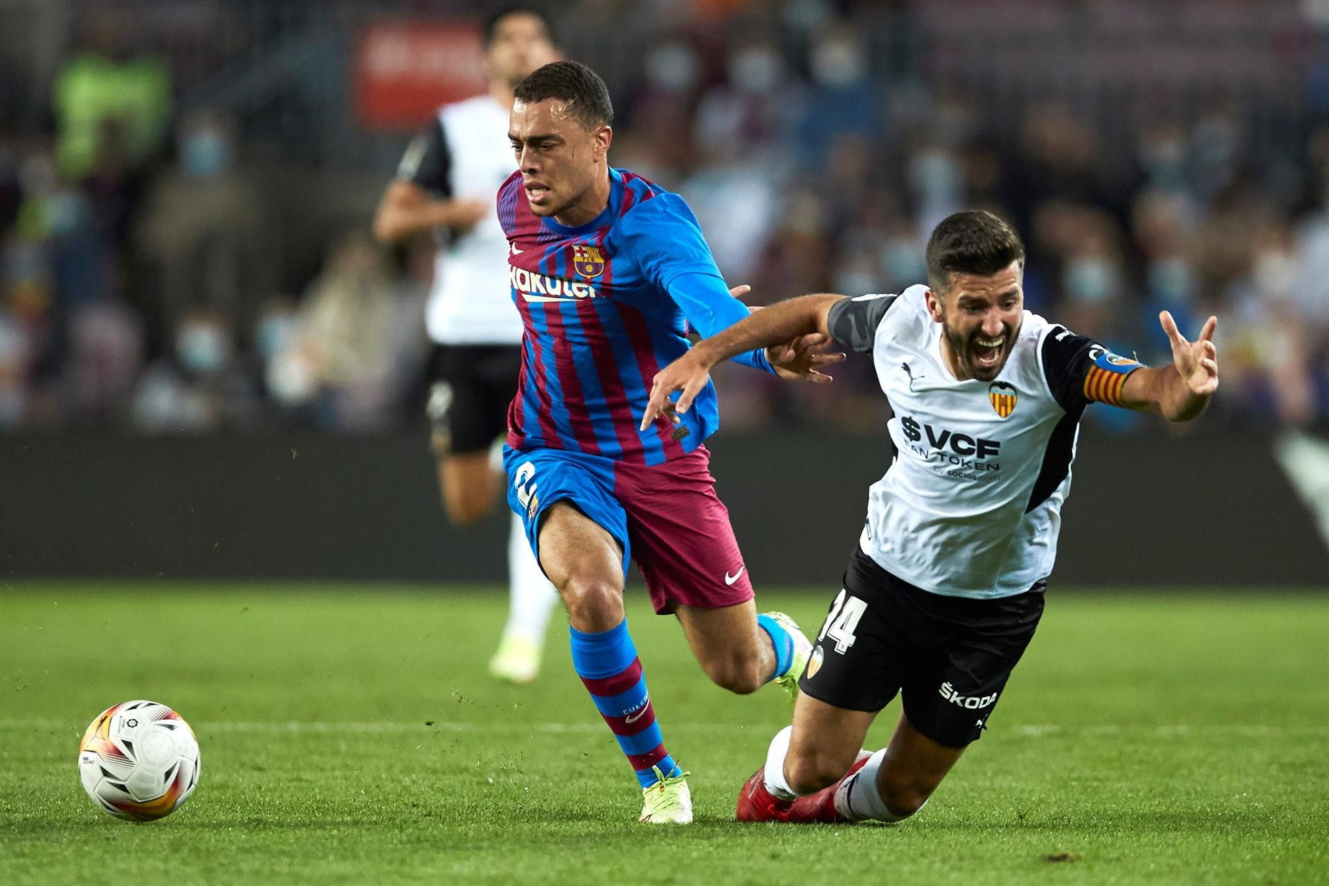 Sergiño Dest, en un lance del partido contra el Valencia / EFE