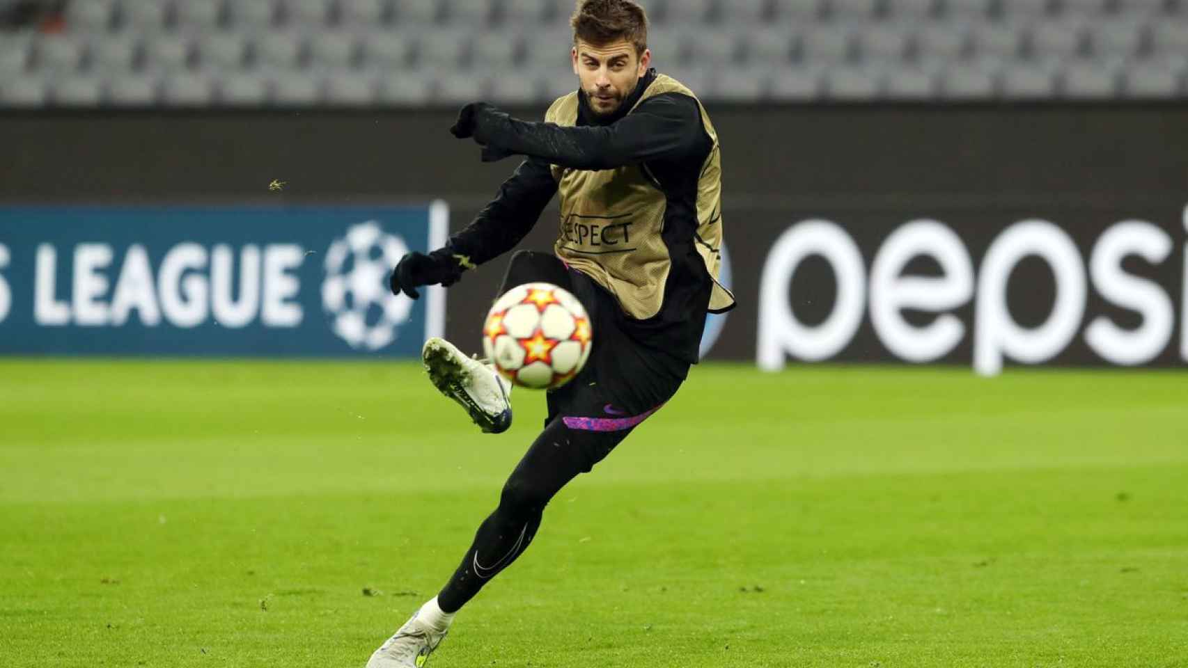 Gerard Piqué, durante el entrenamiento del Barça en Múnich / FCB