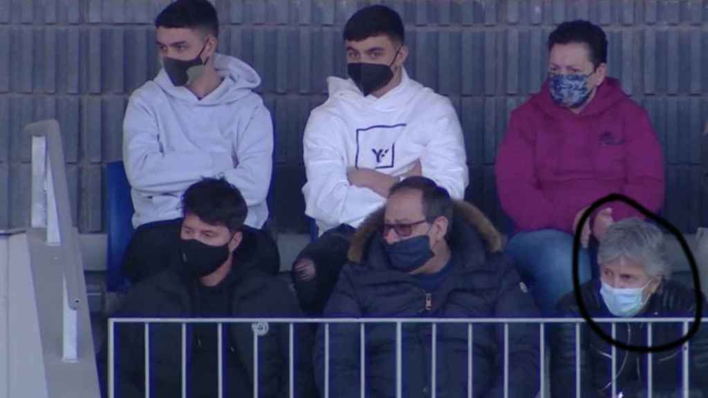 Jorge Messi, en el Johan Cruyff viendo al Barça B este domingo junto a Rodrigo Messi y a Pedri González / CULEMANÍA