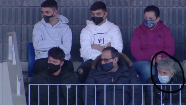 Jorge Messi, en el Johan Cruyff viendo al Barça B este domingo junto a Rodrigo Messi y a Pedri González / CULEMANÍA