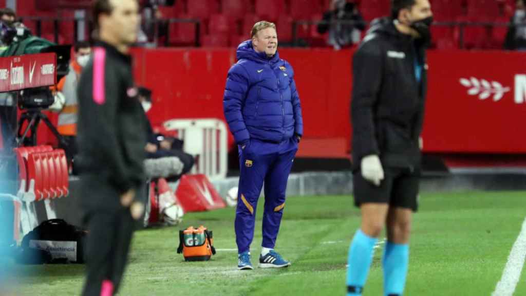 Ronald Koeman dirigiendo al Barça contra el Sevilla / FC Barcelona