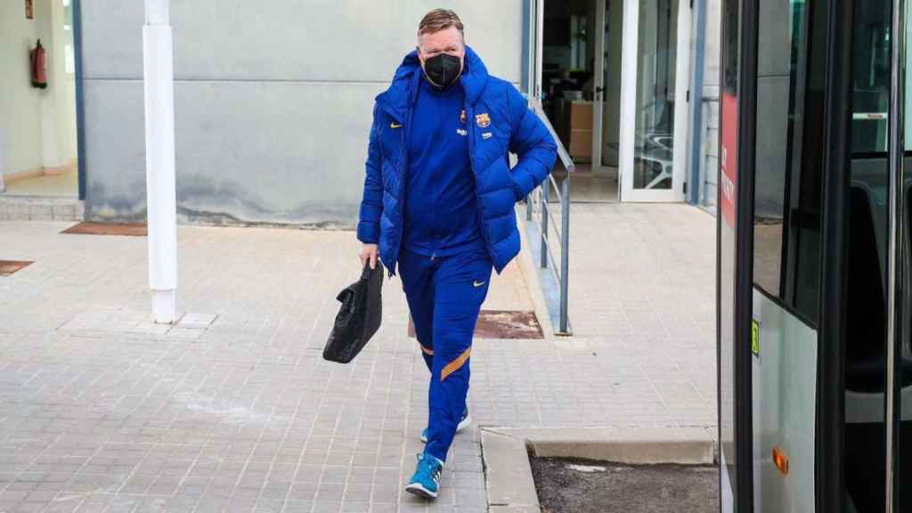 Ronald Koeman en el viaje a Sevilla para jugar ante el Real Betis / FCB