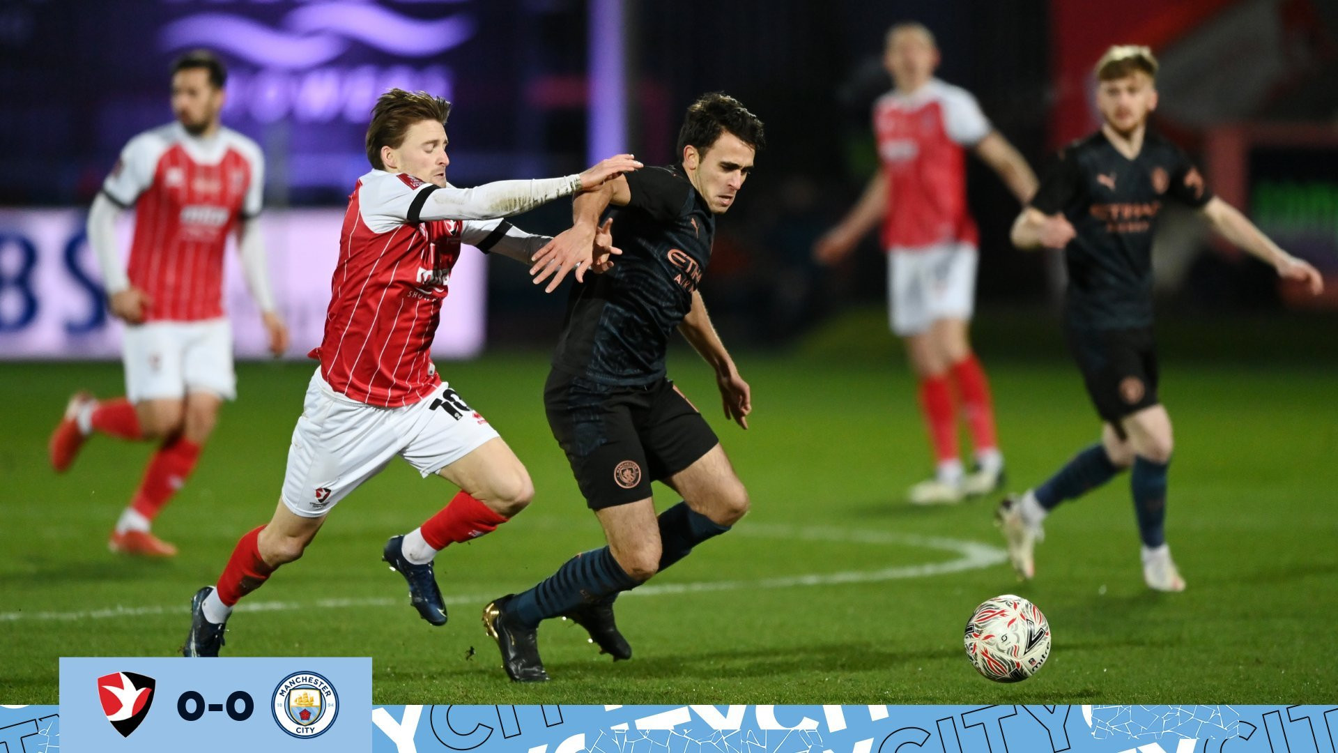 Éric García luchando un balón contra el Cheltenham Town / Manchester City