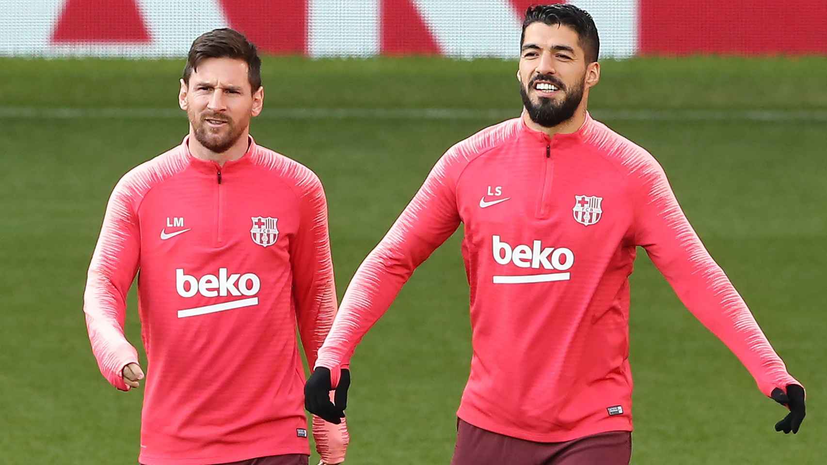 Una foto de Leo Messi y Luis Suárez entrenando en Old Trafford / EFE