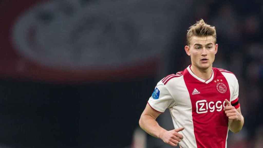 De Ligt jugando un partido con el Ajax / EFE