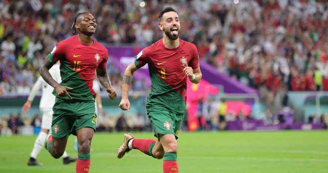 Bruno Fernandes celebra uno de sus goles en el Portugal-Uruguay junto a Rafa Leao / EFE