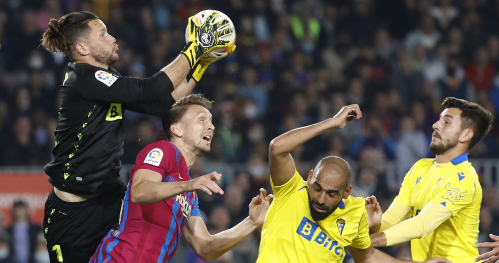 Ledesma, atrapando el balón por encima de Luuk de Jong en el Barça Cádiz / EFE