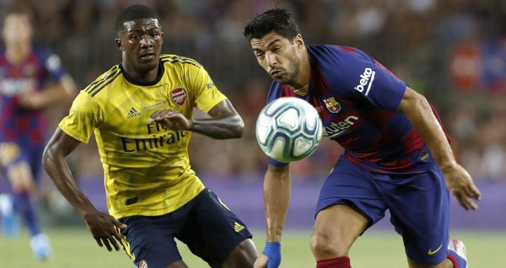 Luis Suárez supera a Maitland Niles / EFE