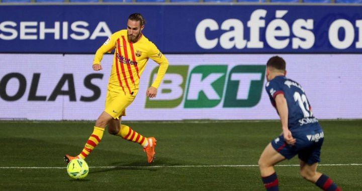 Mingueza sustituyó a Dest en Huesca / FC BARCELONA