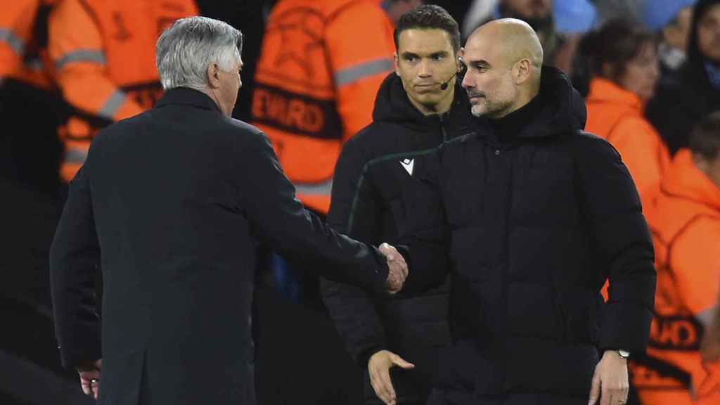 El saludo entre Carlo Ancelotti y Pep Guardiola, durante la ida de las semifinales de la Champions League / EFE