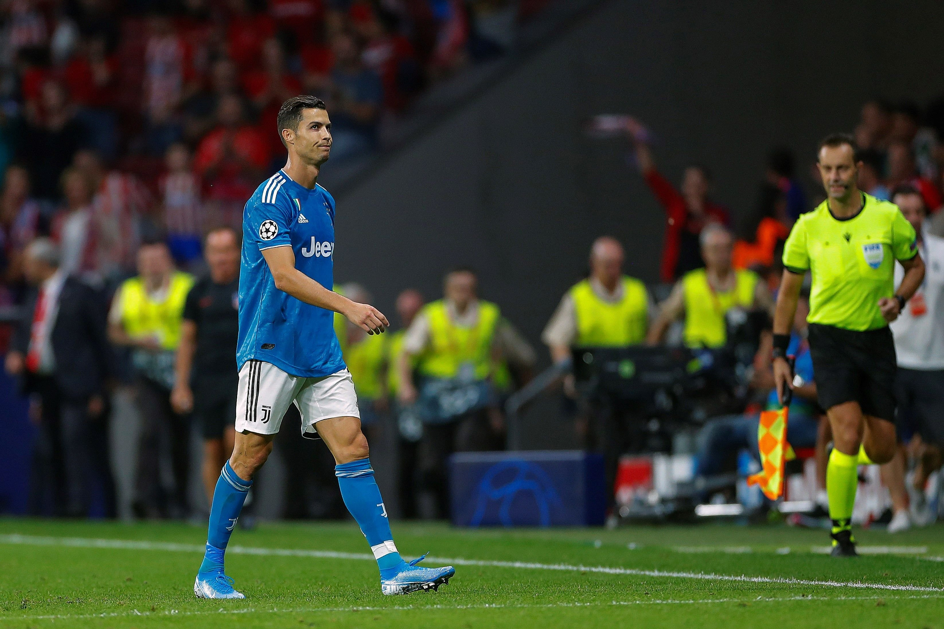 Cristiano Ronaldo abandonando el césped en el Atlético - Juventus / EFE