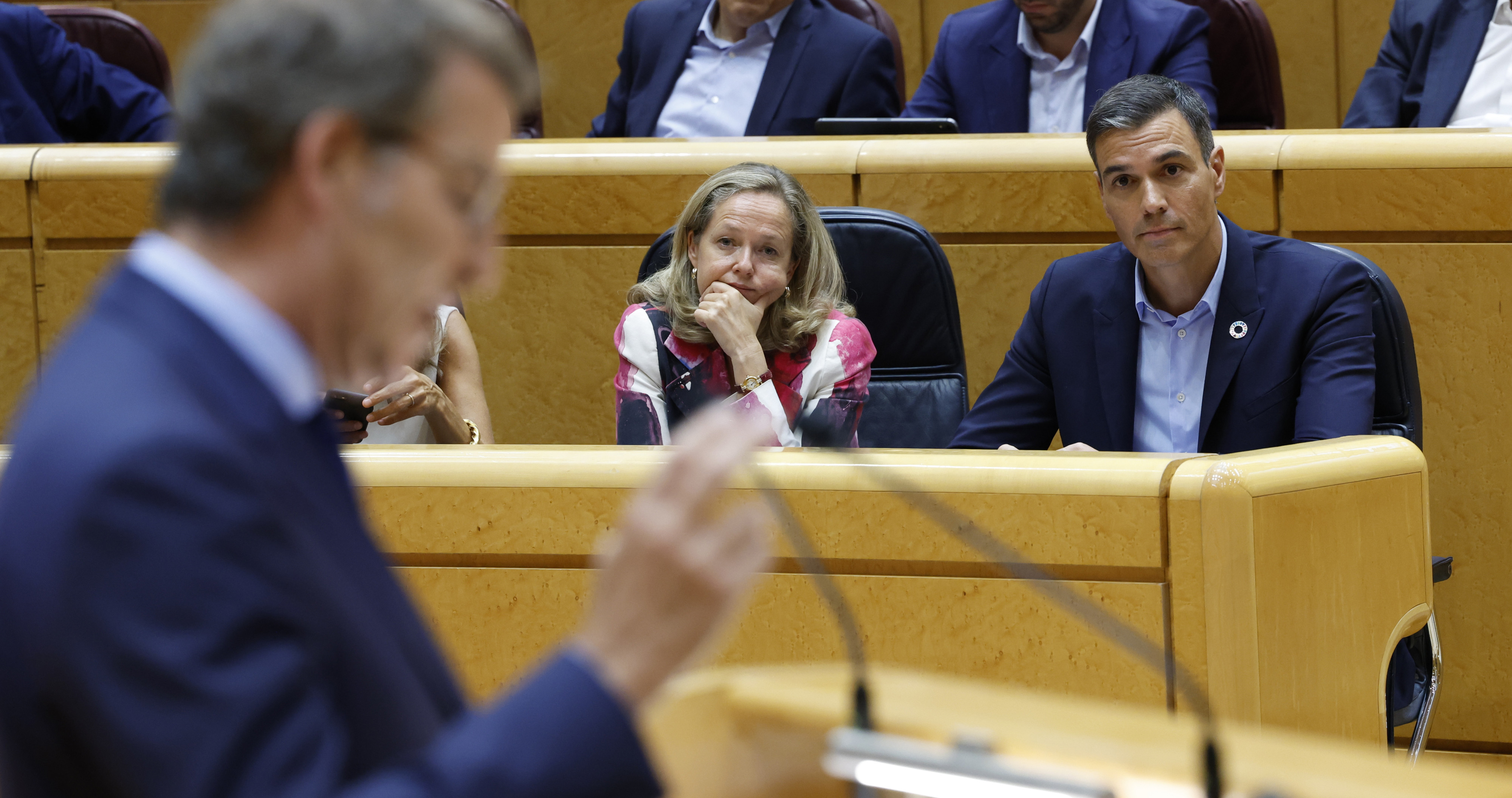 El presidente del Gobierno, Pedro Sánchez (d), y la vicepresidenta primera y ministra de Asuntos Económicos y Transformación Digital, Nadia Calviño (c), escuchan la intervención del líder del PP, Alberto Núñez Feijóo (i), durante el pleno del Senado celebrado este martes en Madrid / EFE
