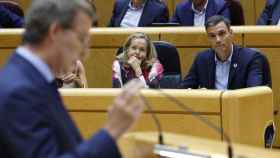 El presidente del Gobierno, Pedro Sánchez (d), y la vicepresidenta primera y ministra de Asuntos Económicos y Transformación Digital, Nadia Calviño (c), escuchan la intervención del líder del PP, Alberto Núñez Feijóo (i), durante el pleno del Senado celebrado este martes en Madrid / EFE