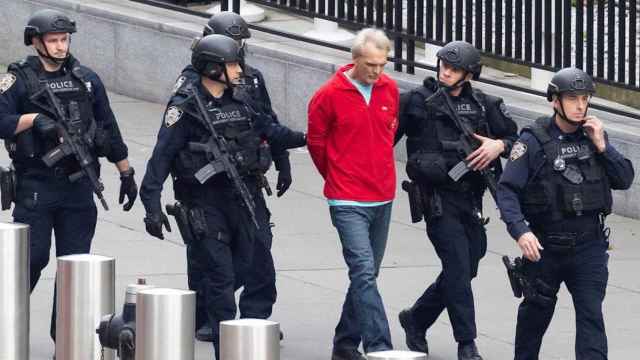 La Policía de Nueva York con el hombre detenido por sacar una arma ante la sede de la ONU / JUSTIN LANE - EPA - EFE