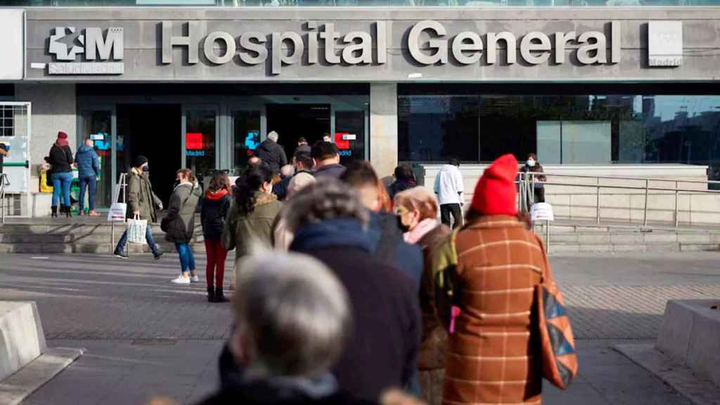 Pacientes haciendo cola para un test de antígenos en un hospital de la Comunidad de Madrid / EFE