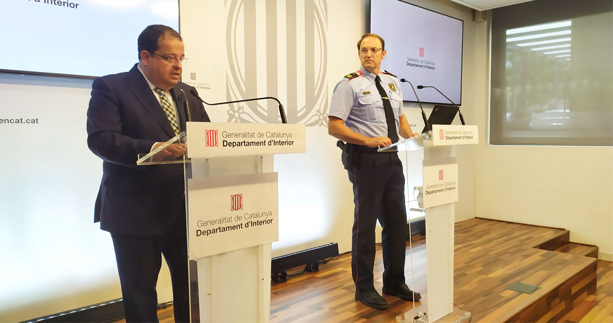 El consejero catalán de Interior, Joan Ignasi Elena (i), con el cesado Josep Maria Estela (d) / EP