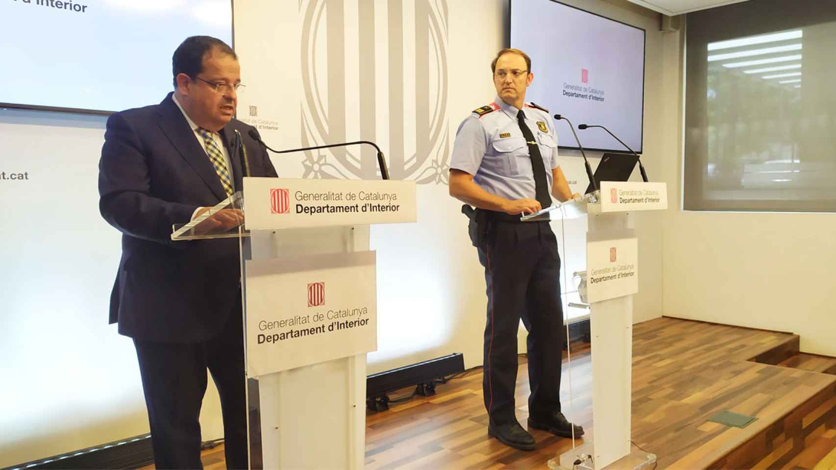 El consejero catalán de Interior, Joan Ignasi Elena (i), con el cesado Josep Maria Estela (d) / EP